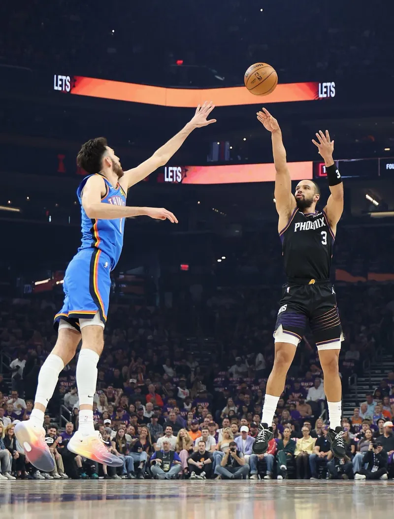 麻将胡了-狄龙穿着Kobe4，空砍33分7篮板1助攻