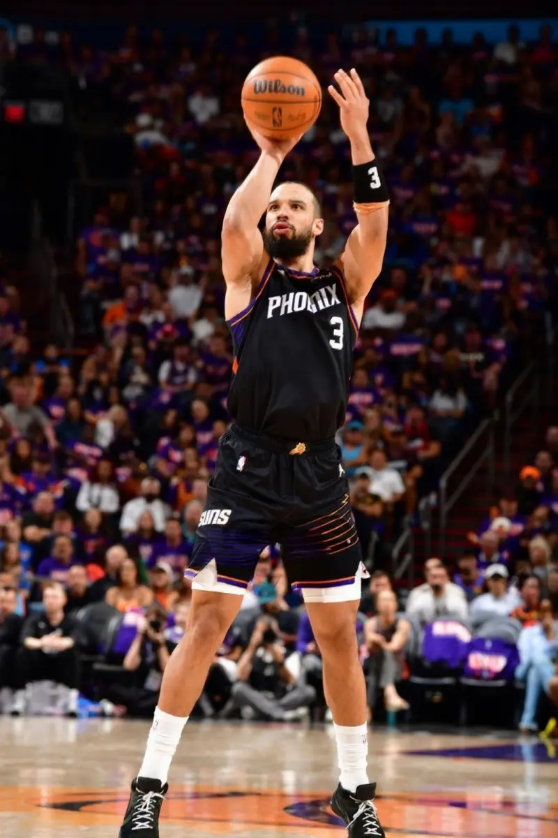 麻将胡了-狄龙穿着Kobe4，空砍33分7篮板1助攻